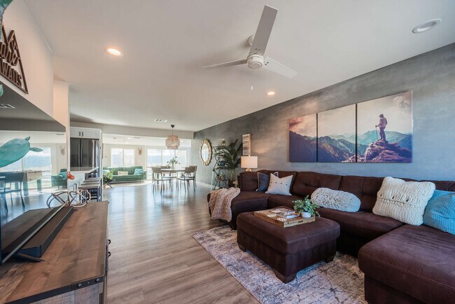 Building Photo - 4917 E Granada Rd