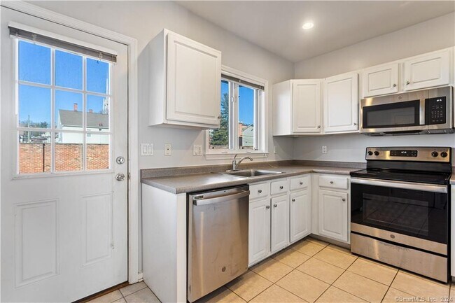 Building Photo - 13 Dolsen Pl