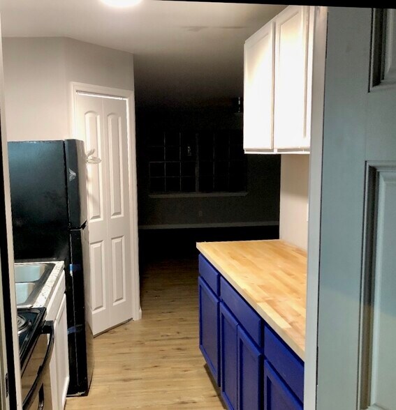 Building Photo - 203 Main St