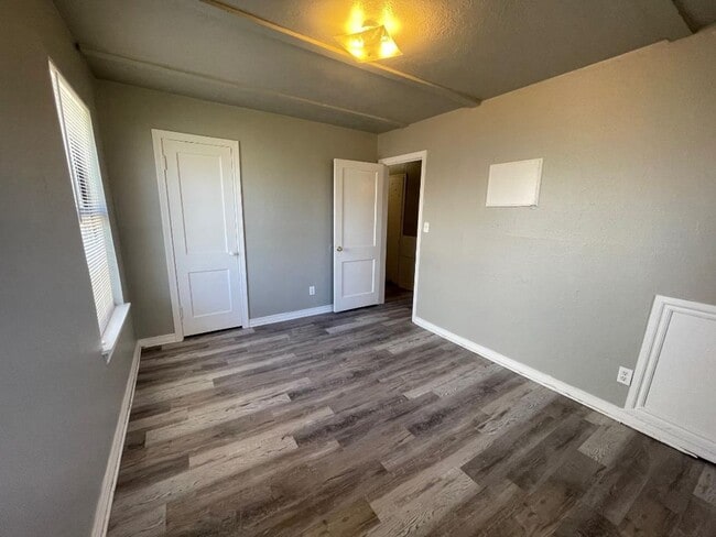 Building Photo - 2 BED 1 BATH DUPLEX FOR LEASE