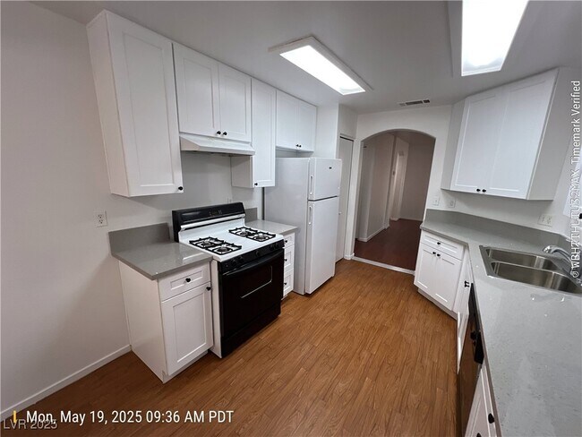 Building Photo - 1533 Linnbaker Ln
