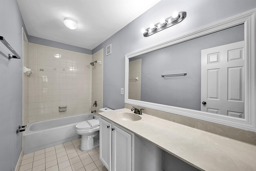 Building Photo - 8658 S Southgate Shores Cir