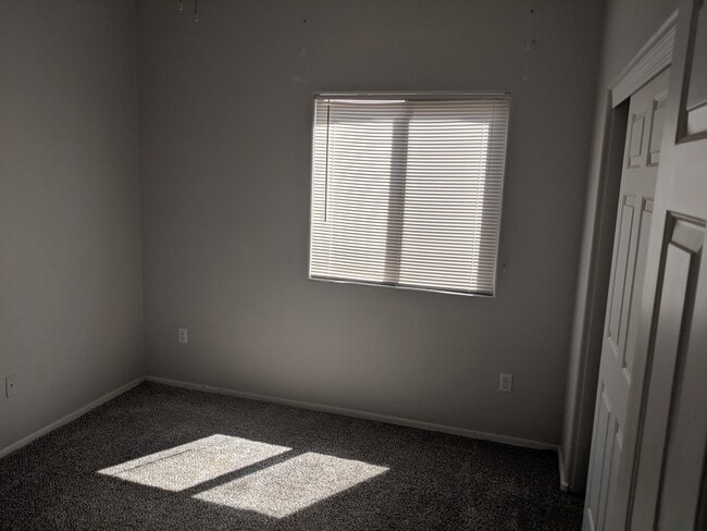 Building Photo - 3 Bedroom and 2 Bath Red Rock Rental.