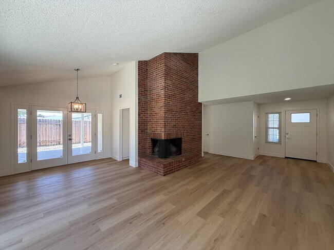 Building Photo - 1120 Village Dr