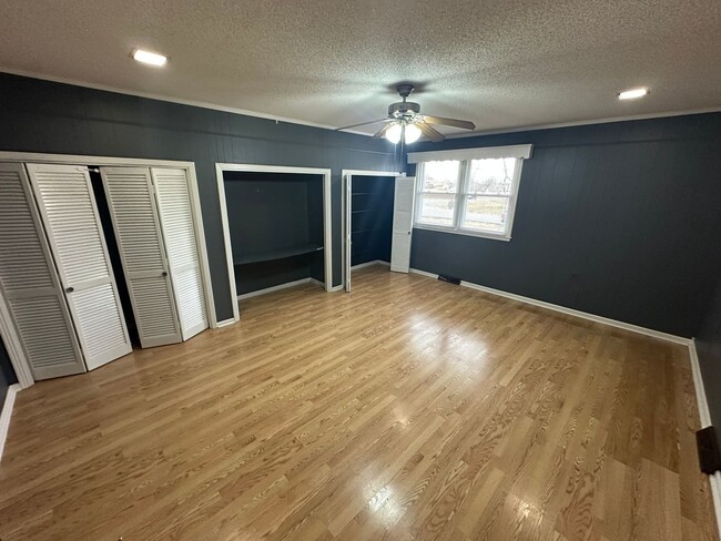 Building Photo - For Lease - 3 bed, 2 bath, 2505 SqFt Singl...