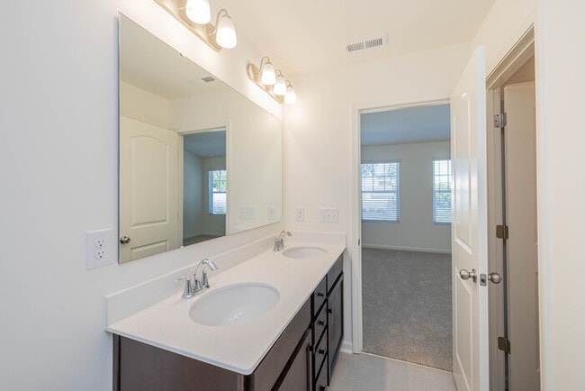 Building Photo - 2 BD Townhome Main Street Pineville -New Year's Special 1 Month Free!