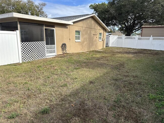 Building Photo - 3074 Brookview Ave