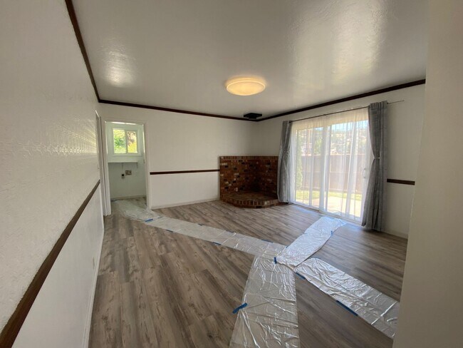 Building Photo - 3 Bedroom Hucrest Home!