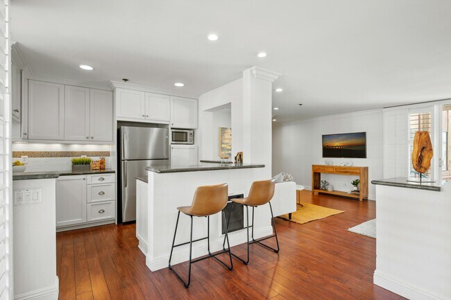 Building Photo - 555 Esplanade