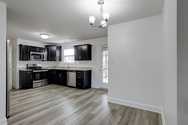 Building Photo - Fresh and so Clean Clean Close to Everything!