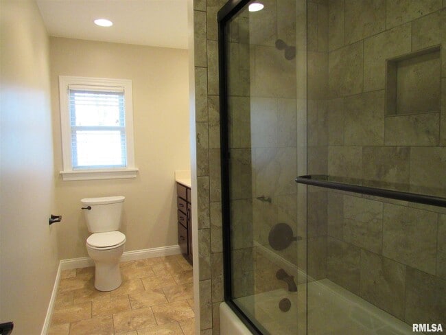 Building Photo - 233 Manor Dr