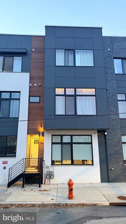 Building Photo - 1754 N Randolph St