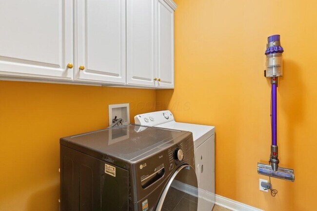 Building Photo - 5173 Claridge Dr