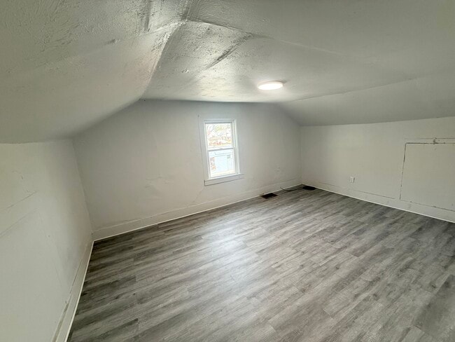 Building Photo - 754 N Sharpsville Ave