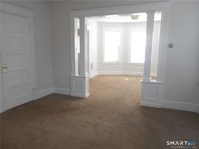 Building Photo - 166 Booth St