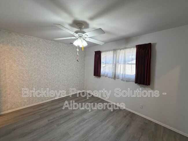 Building Photo - 337 Glorieta St NE