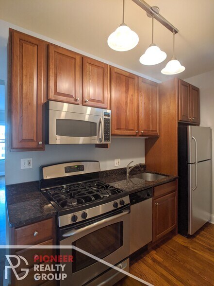 Building Photo - 736 W Addison St
