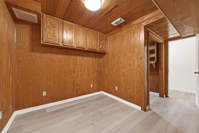 Building Photo - 815 Brooks Ave