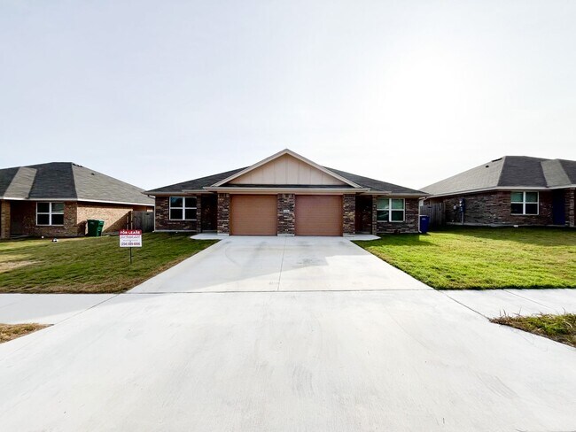 Building Photo - 1606 Risen Star Ln