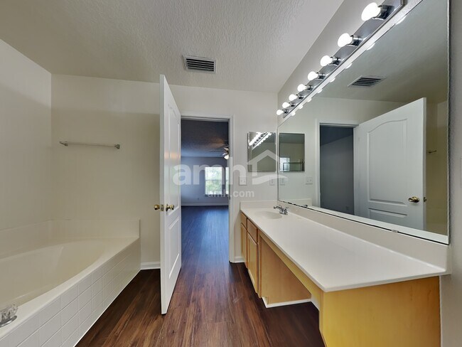 Building Photo - 41 Rose Dr