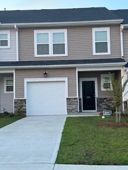 Primary Photo - 2041 Dy Lily Dr