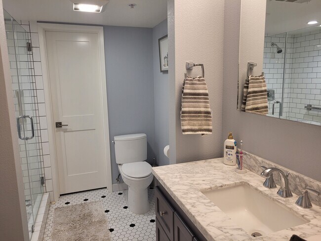 En-suite bath - 1185 Singingwood Ct