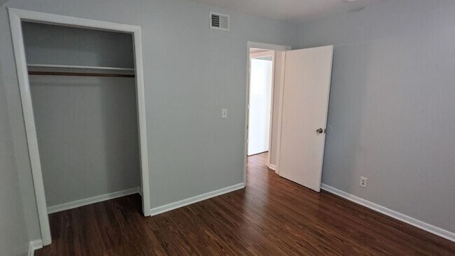 Building Photo - Walking distance to the Gulch & Music row!