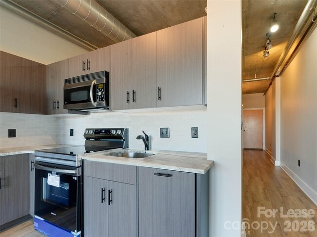 Building Photo - 505 E 6th St