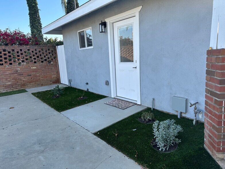 Building Photo - 2038 Bronson Way