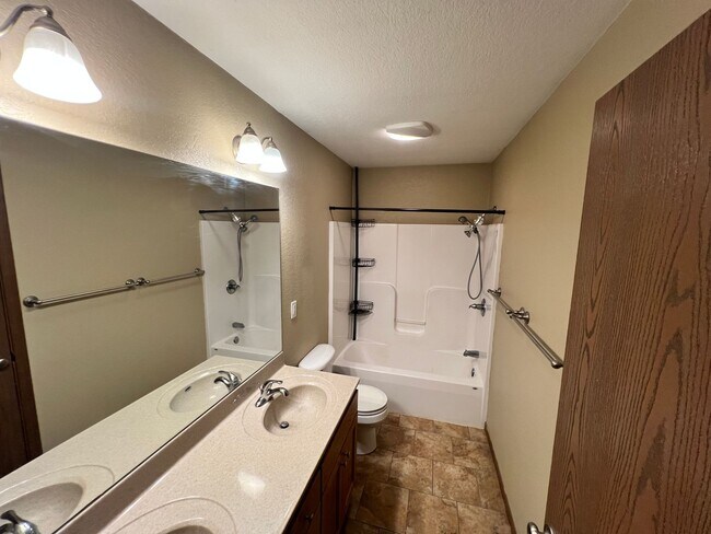 Building Photo - Welcome Home – Beautiful 4 Bed / 2.5 Bath ...