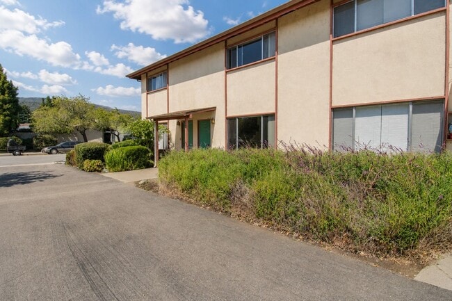 Building Photo - 2 Bedroom Townhouse Style Apartment with Private Fenced Patio