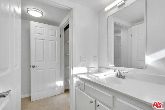 Building Photo - 2050 S Bentley Ave