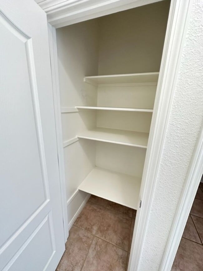 Building Photo - HOUSE - VILLAGE OF OAK CREEK