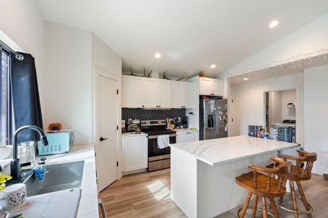 Building Photo - Rent: $2100; 3 bed