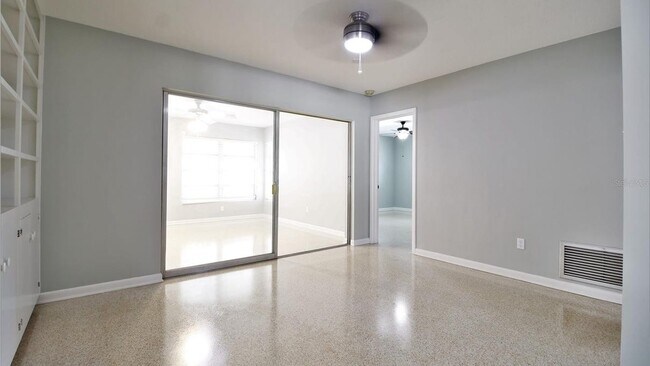 Building Photo - 1001 Brookside Dr