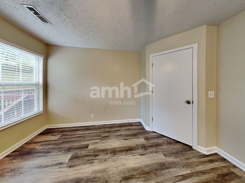 Building Photo - 3107 Creekview Ln