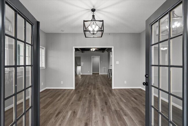Building Photo - 401 Paradise Dr