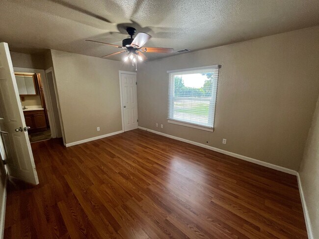 Building Photo - Strathmore House, Move In Ready!