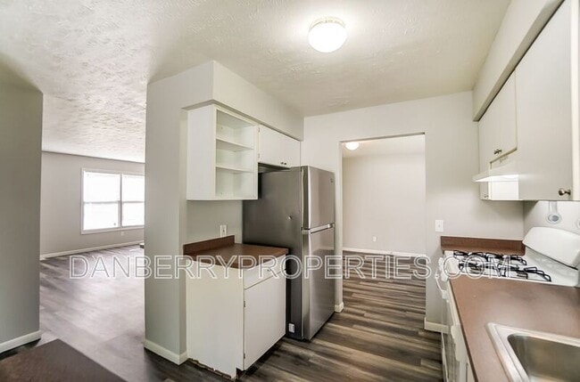 Building Photo - 1103 Searles Rd