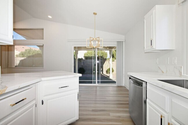 Building Photo - STUNNING DESERT SHORES MINUTES FROM THE LAKES!!!