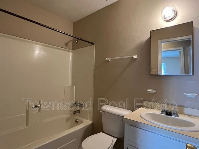 Building Photo - 5675 Livingston Dr