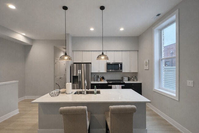 Building Photo - 1535 N Maplewood Ave