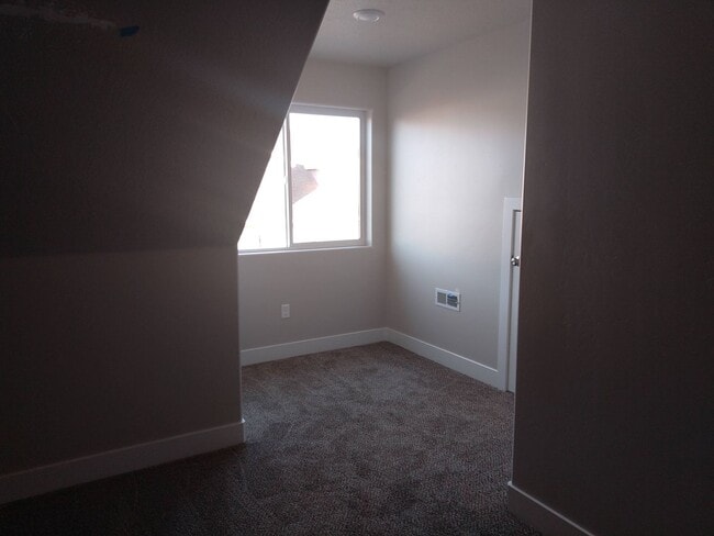 Building Photo - Cute and Spacious! Available Now!