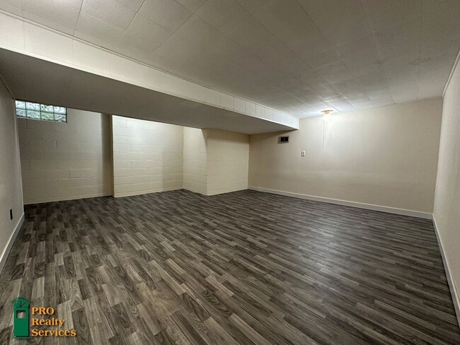 Building Photo - 3 Bedroom Home in St. Paul