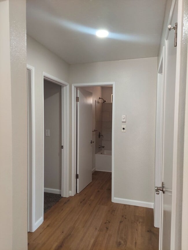 Building Photo - 612 W Graaf Ave