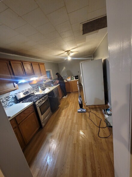 Kitchen - 1108 S Crocker St
