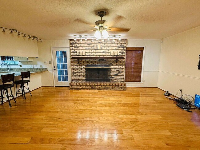 Building Photo - 814 Pinemont Dr