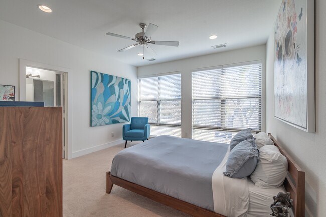 Building Photo - 2 Bed Option in East Dallas Townhome off Greenville Lakewood Neighborhood