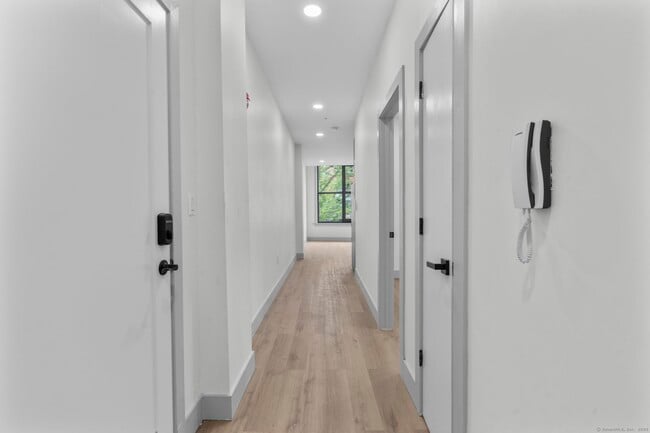 Building Photo - 111 Bank St