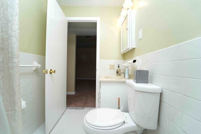 Building Photo - 176 Maple Ave